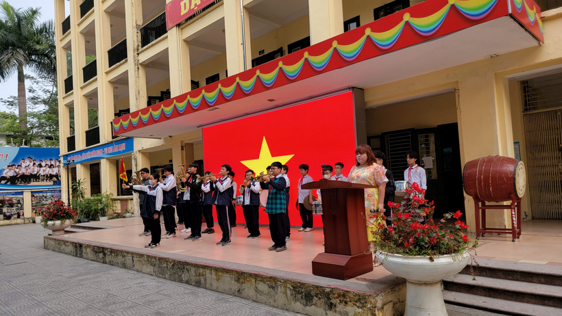 A group of people standing outside a building

Description automatically generated with medium confidence