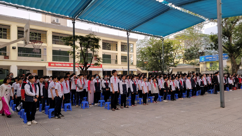 A large group of people posing for a photo

Description automatically generated with medium confidence