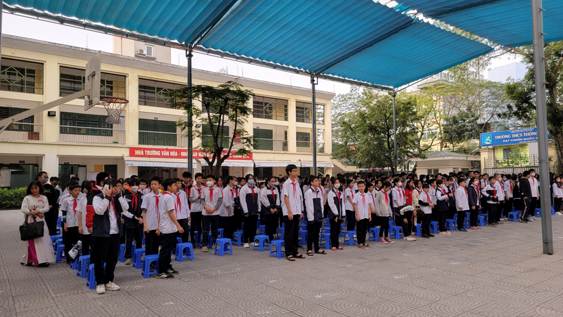 A large group of people posing for a photo

Description automatically generated with medium confidence