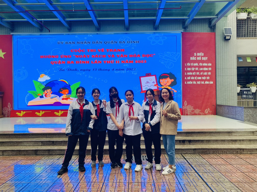 Một nhóm người tạo dáng chụp ảnh

Mô tả được tạo tự động