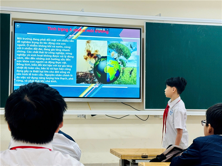 A group of people in a classroom

Description automatically generated