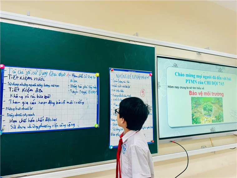 A child standing in front of a board

Description automatically generated