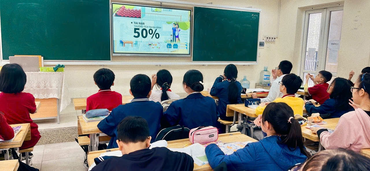 A group of students in a classroom

Description automatically generated
