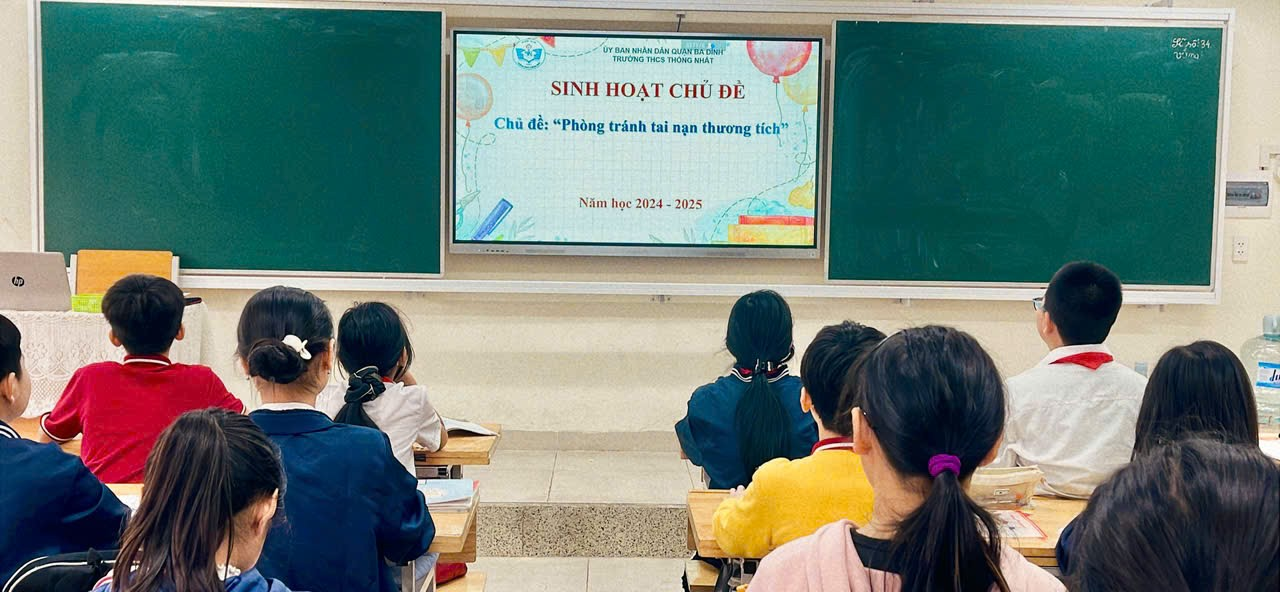 A group of people in a classroom

Description automatically generated
