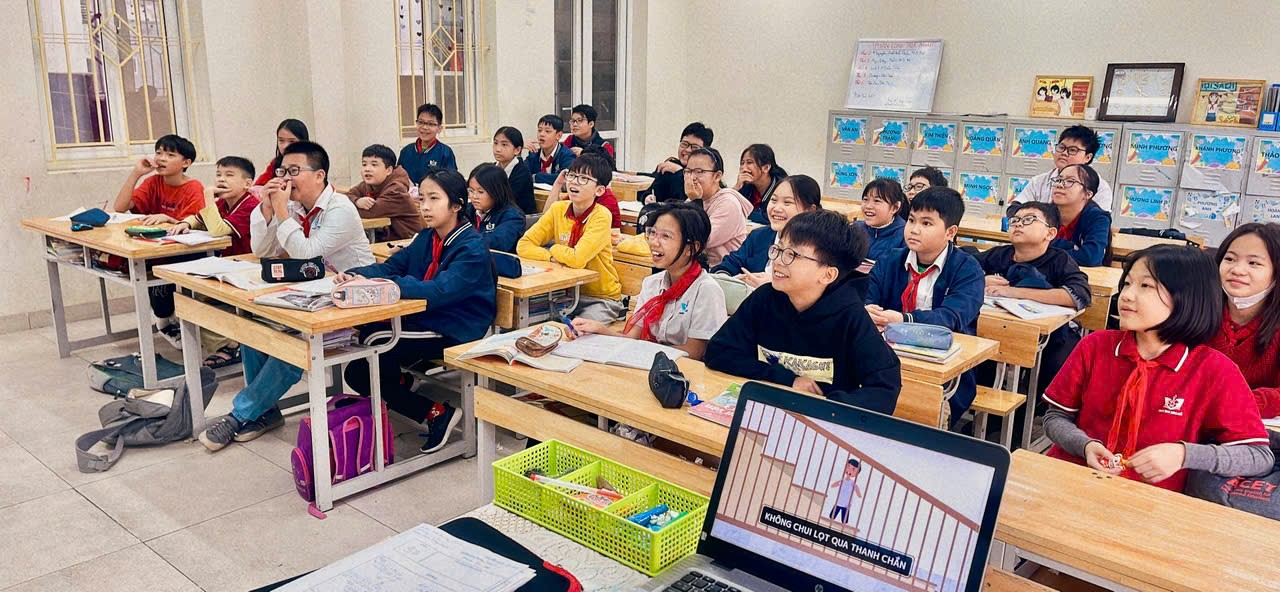 A group of people sitting at desks in a classroom

Description automatically generated