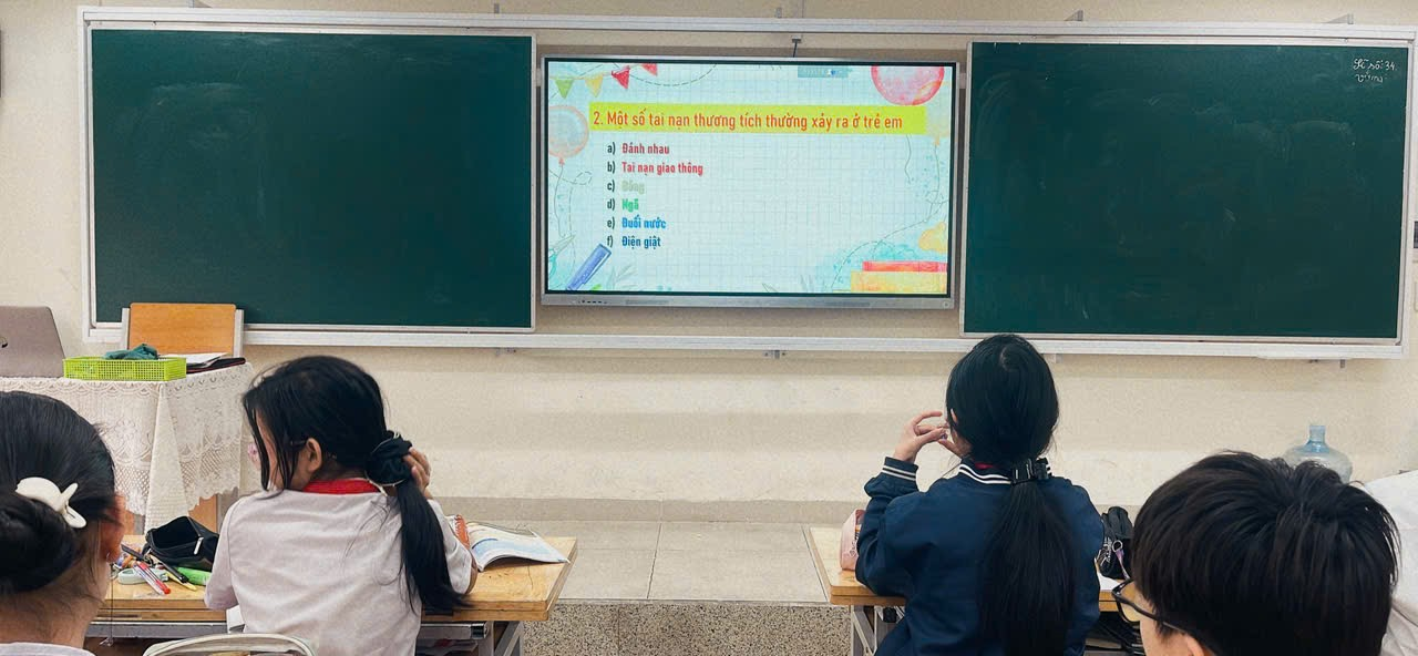 A group of girls sitting in a classroom

Description automatically generated