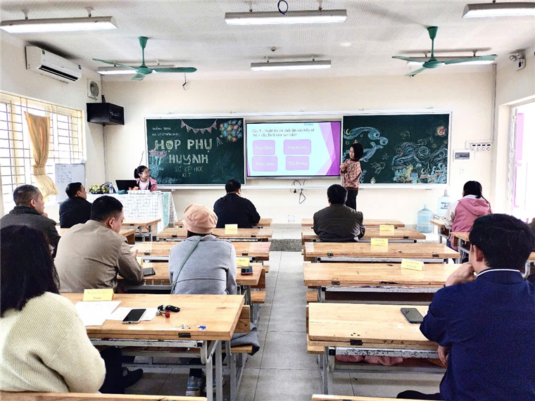 A group of people in a classroom

Description automatically generated