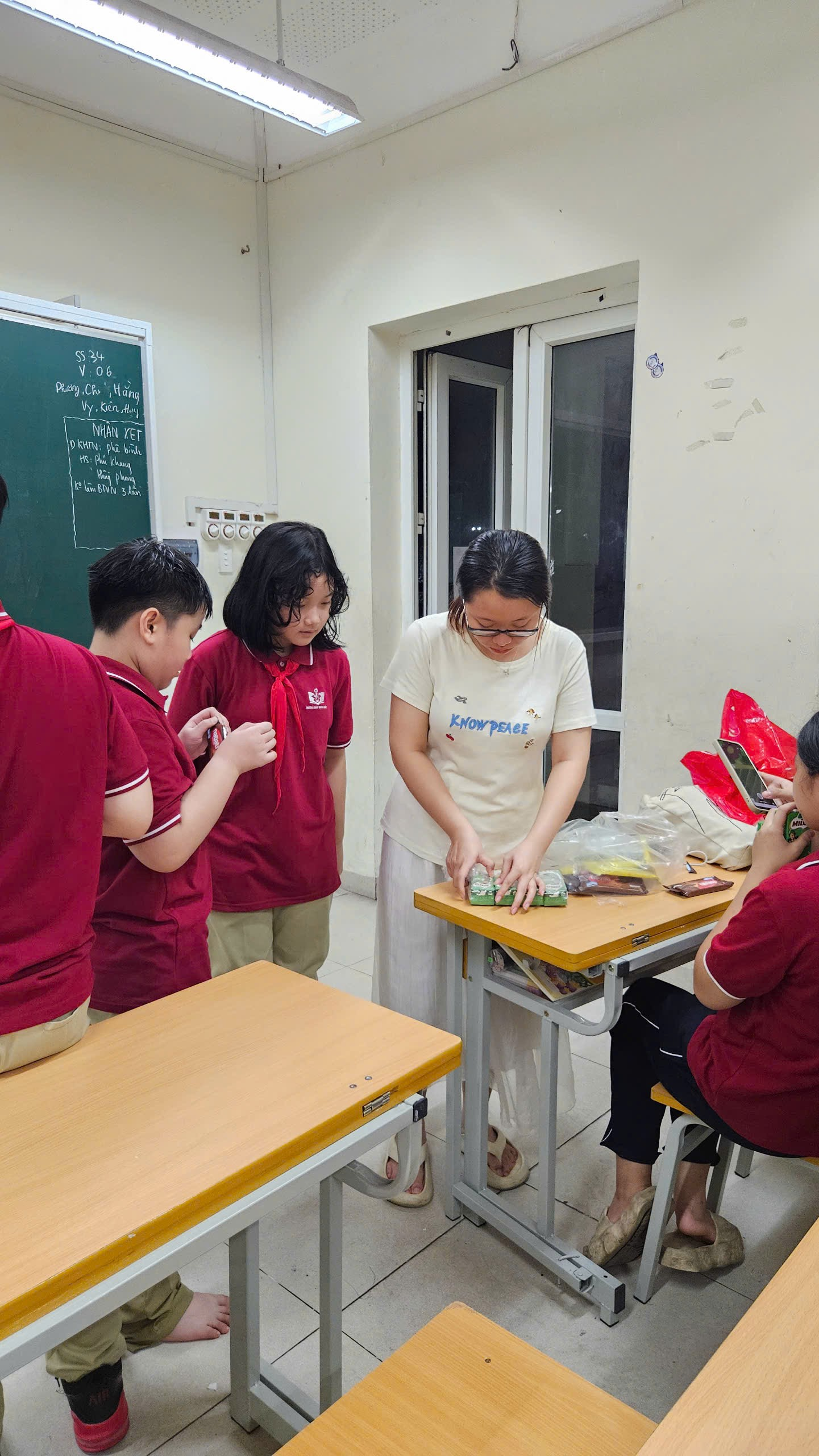 A group of people in a classroom

Description automatically generated