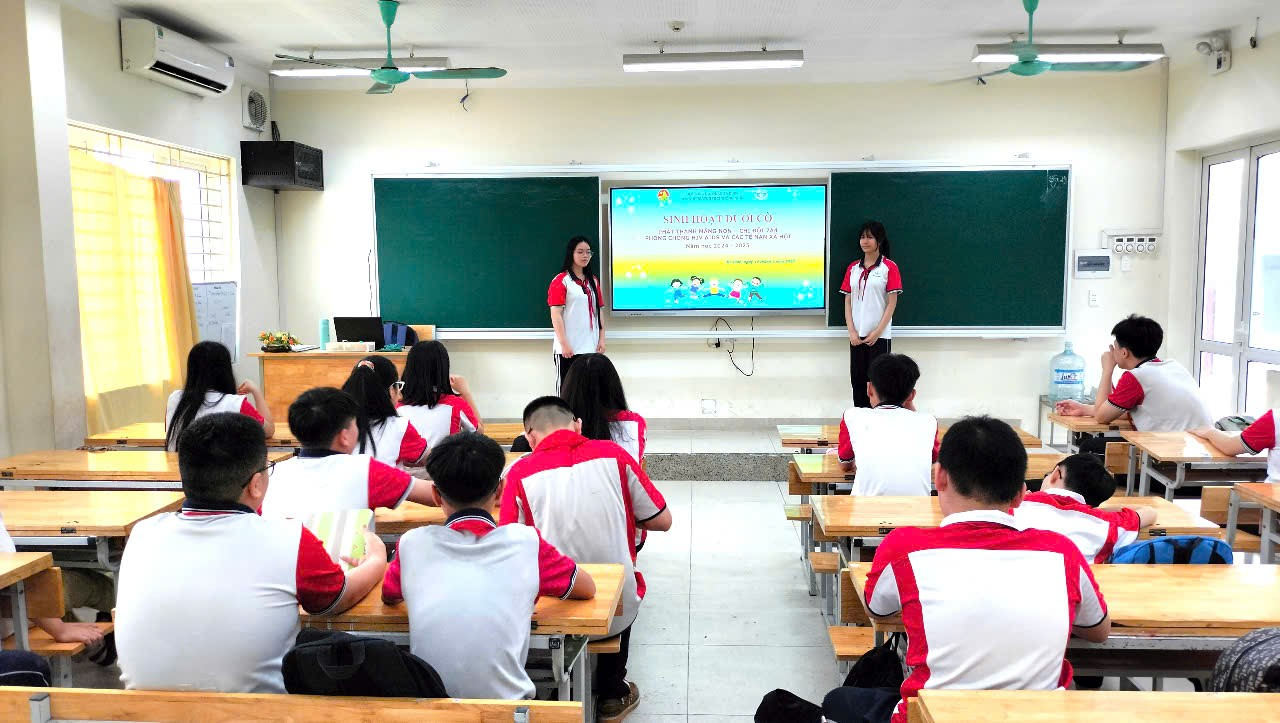 A group of students in a classroom

Description automatically generated