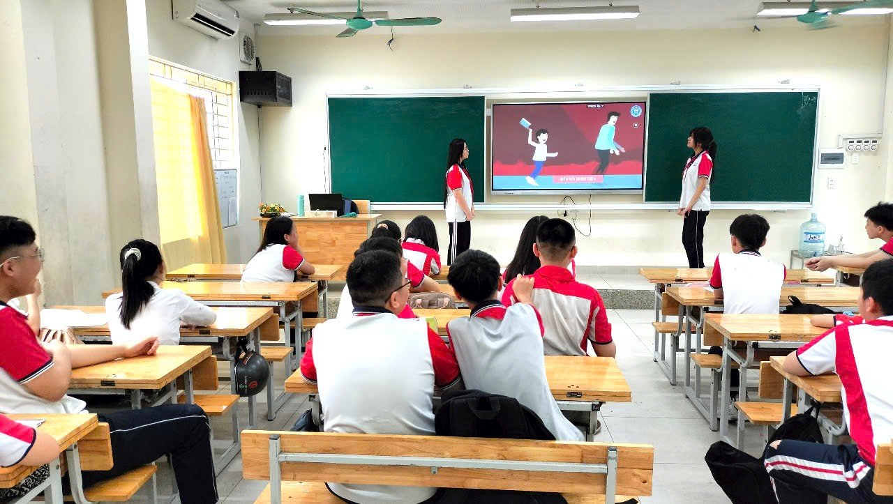 A group of students in a classroom

Description automatically generated