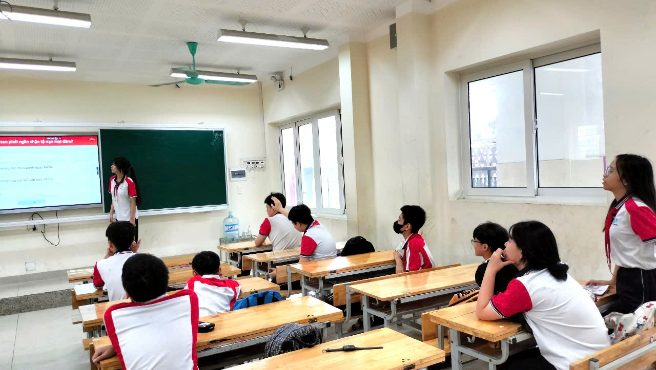 A group of people in a classroom

Description automatically generated