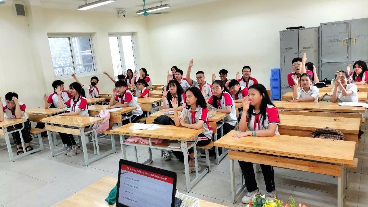 A group of students in a classroom

Description automatically generated