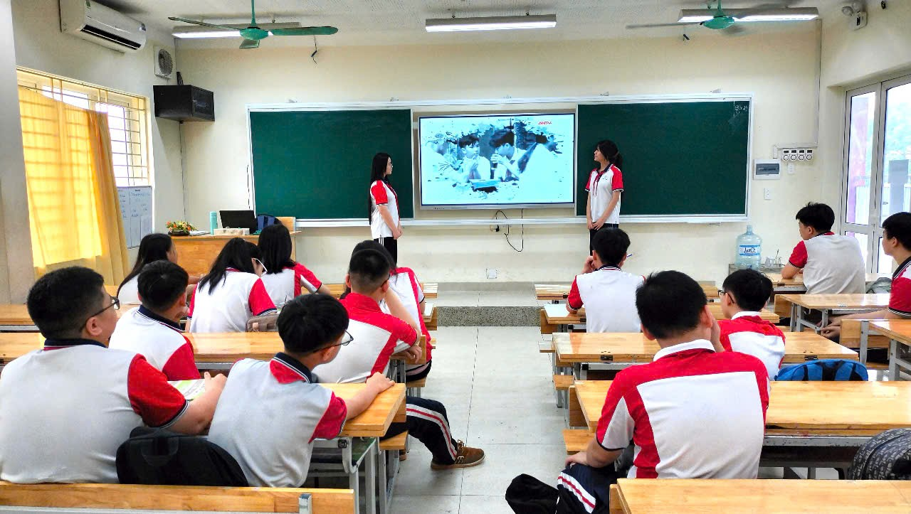 A group of students in a classroom

Description automatically generated