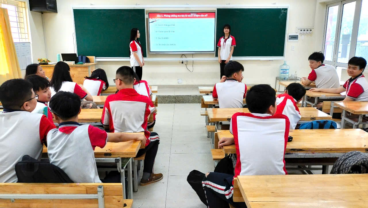 A group of students in a classroom

Description automatically generated