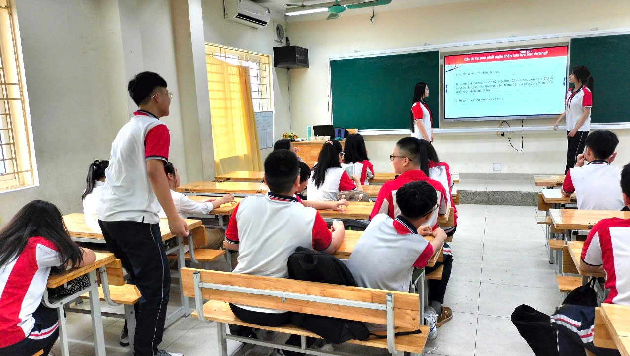 A group of students in a classroom

Description automatically generated