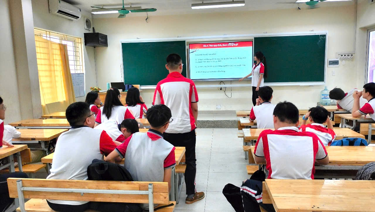 A group of people in a classroom

Description automatically generated