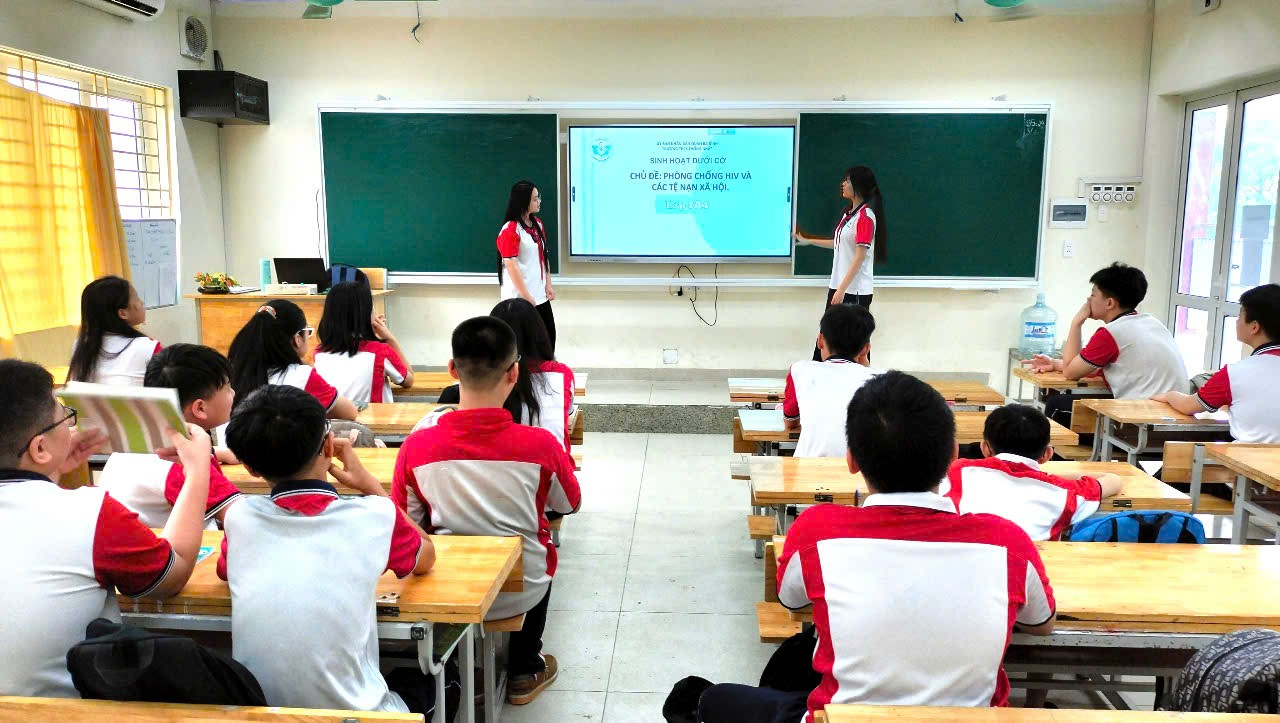 A group of students in a classroom

Description automatically generated