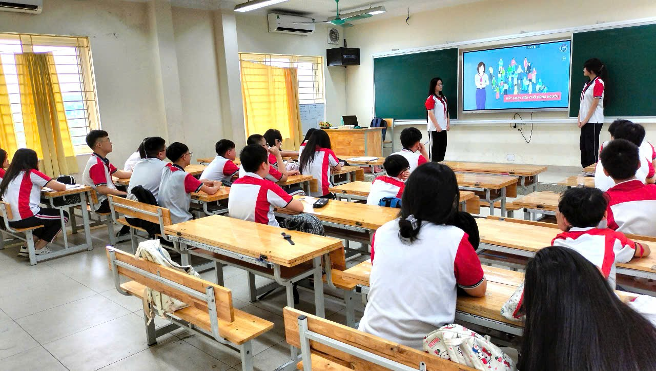 A group of students in a classroom

Description automatically generated