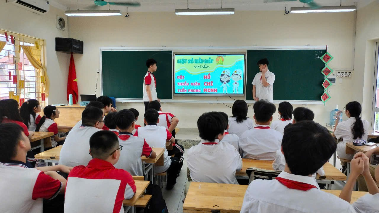 A group of students in a classroom

Description automatically generated