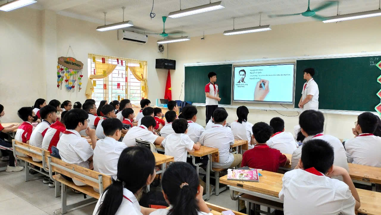 A group of students in a classroom

Description automatically generated