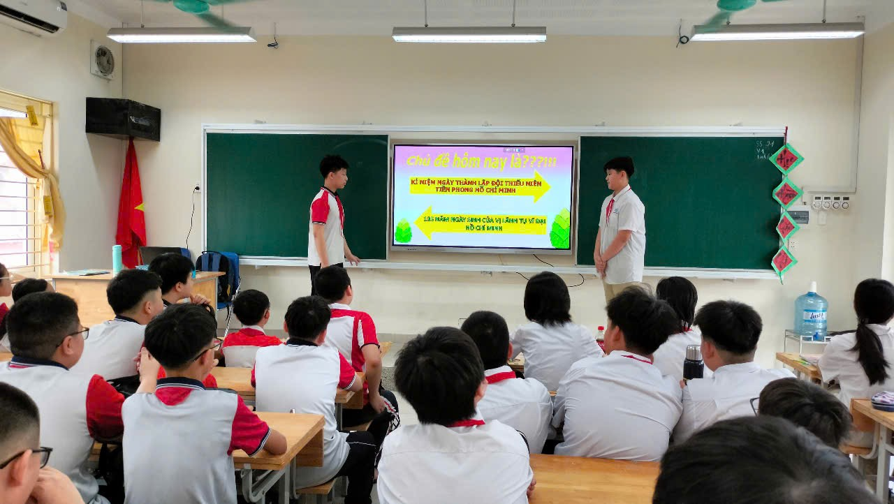 A group of students in a classroom

Description automatically generated