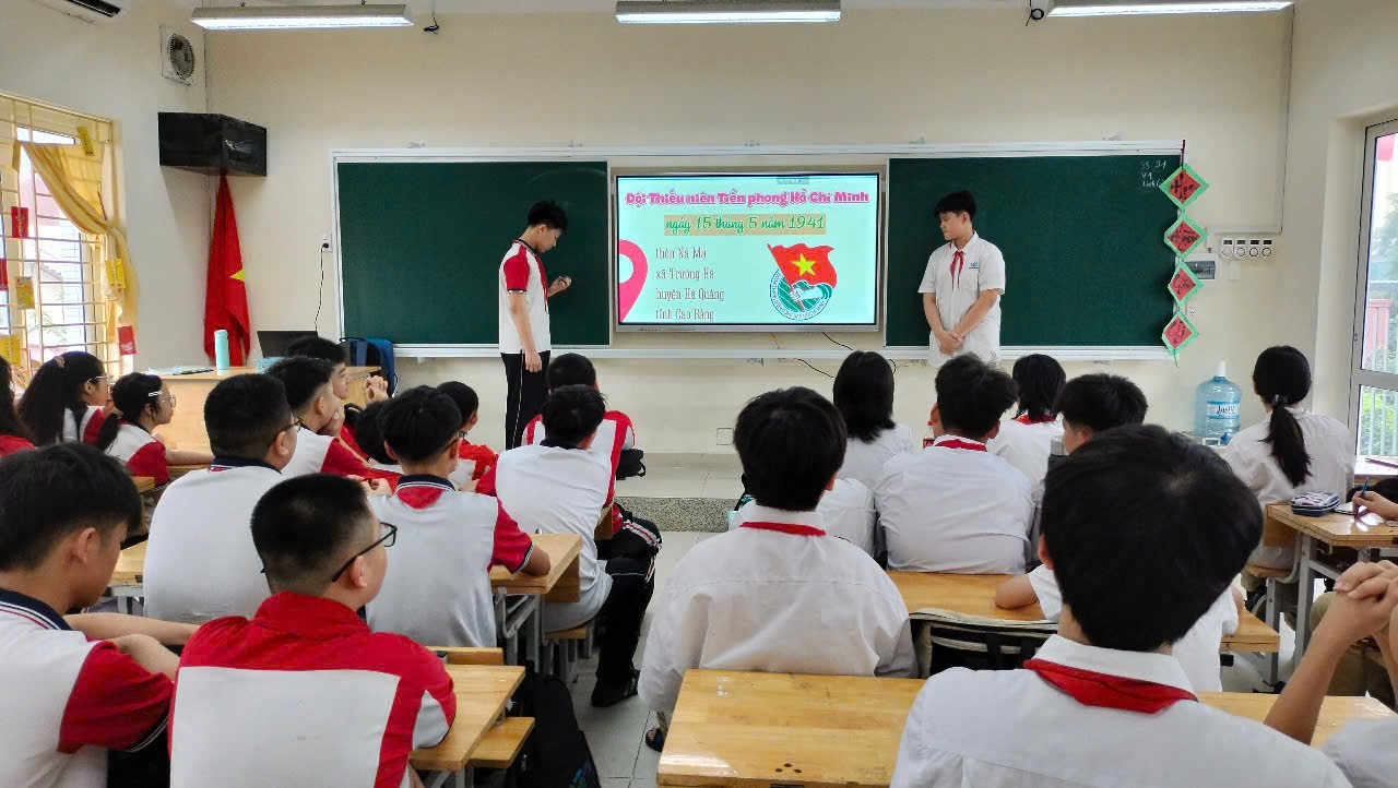 A group of students in a classroom

Description automatically generated