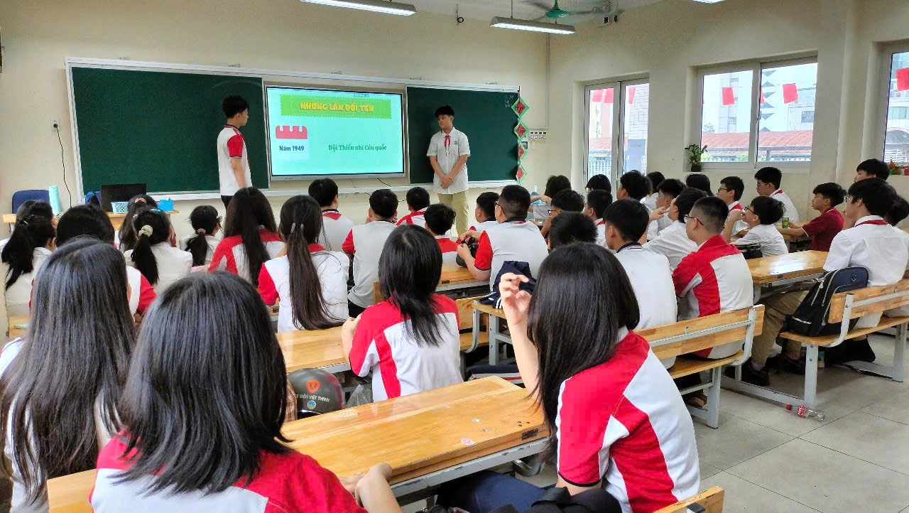 A group of students in a classroom

Description automatically generated