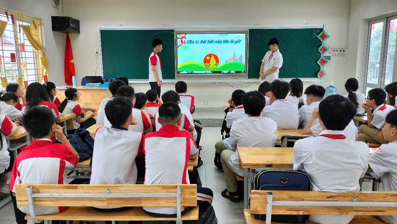A group of students in a classroom

Description automatically generated
