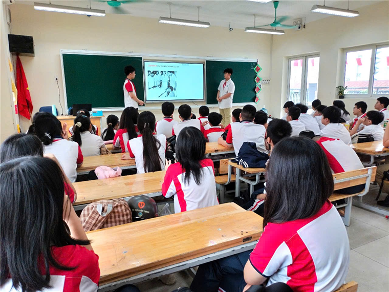A group of students in a classroom

Description automatically generated