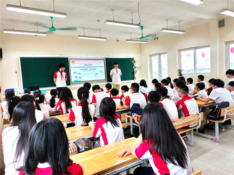 A group of students in a classroom

Description automatically generated