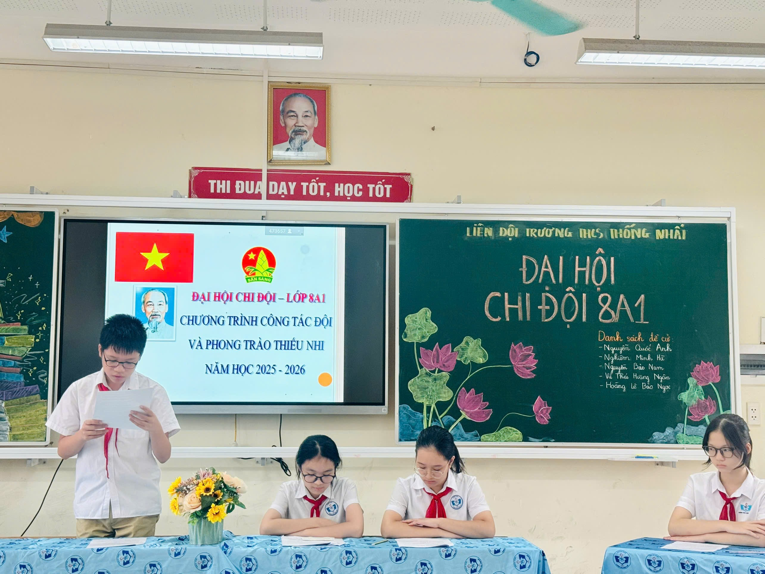 Một nhóm người trong lớp học

Mô tả được tạo tự động