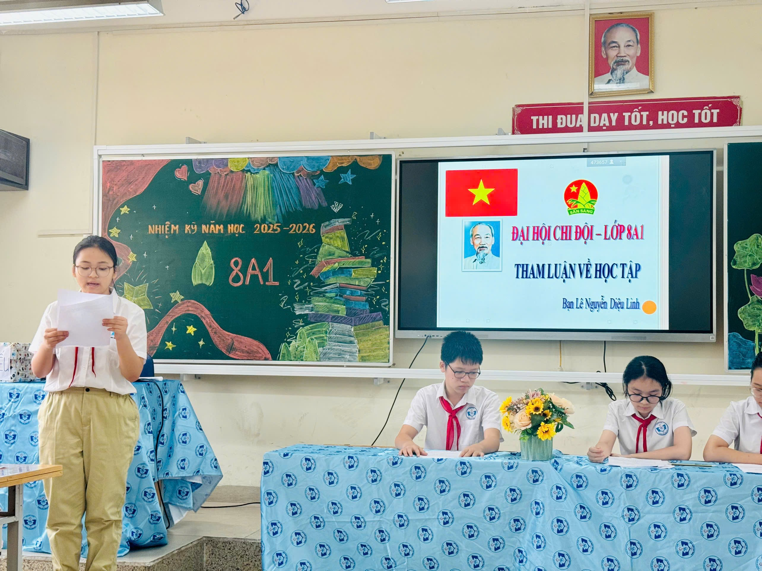Một nhóm người trong lớp học

Mô tả được tạo tự động