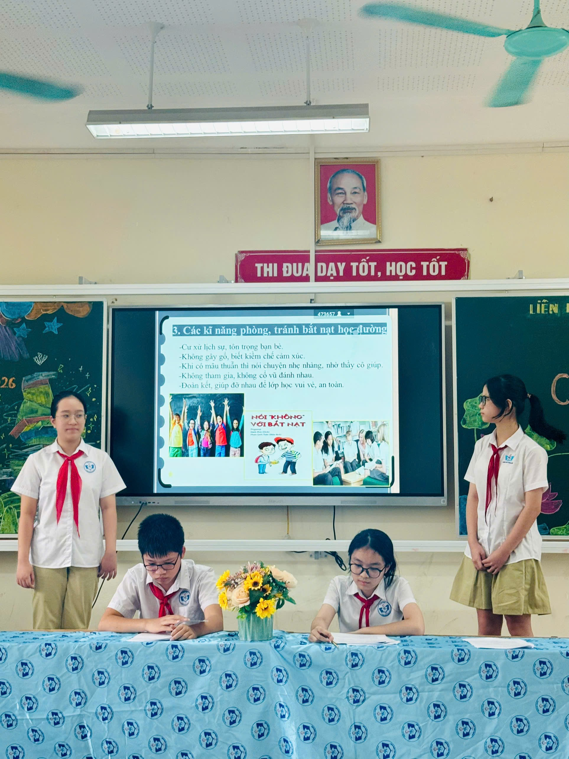 Một nhóm người trong lớp học

Mô tả được tạo tự động