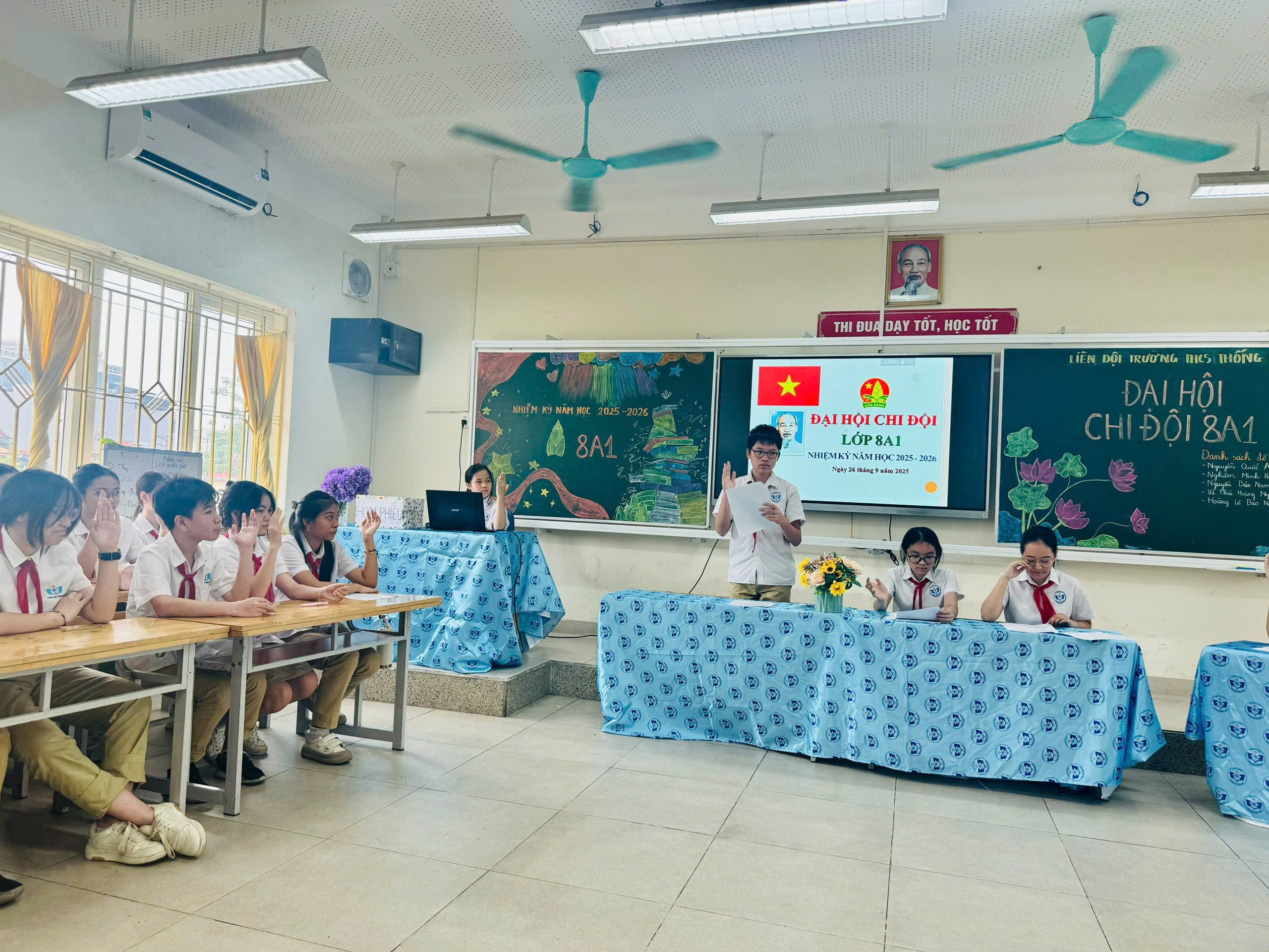 Một nhóm người trong lớp học

Mô tả được tạo tự động