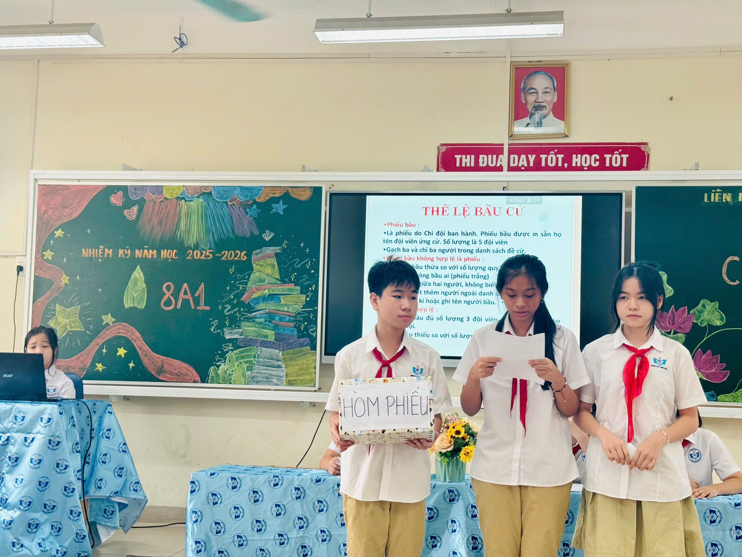 Một nhóm người đứng trong lớp học  Mô tả được tạo tự động