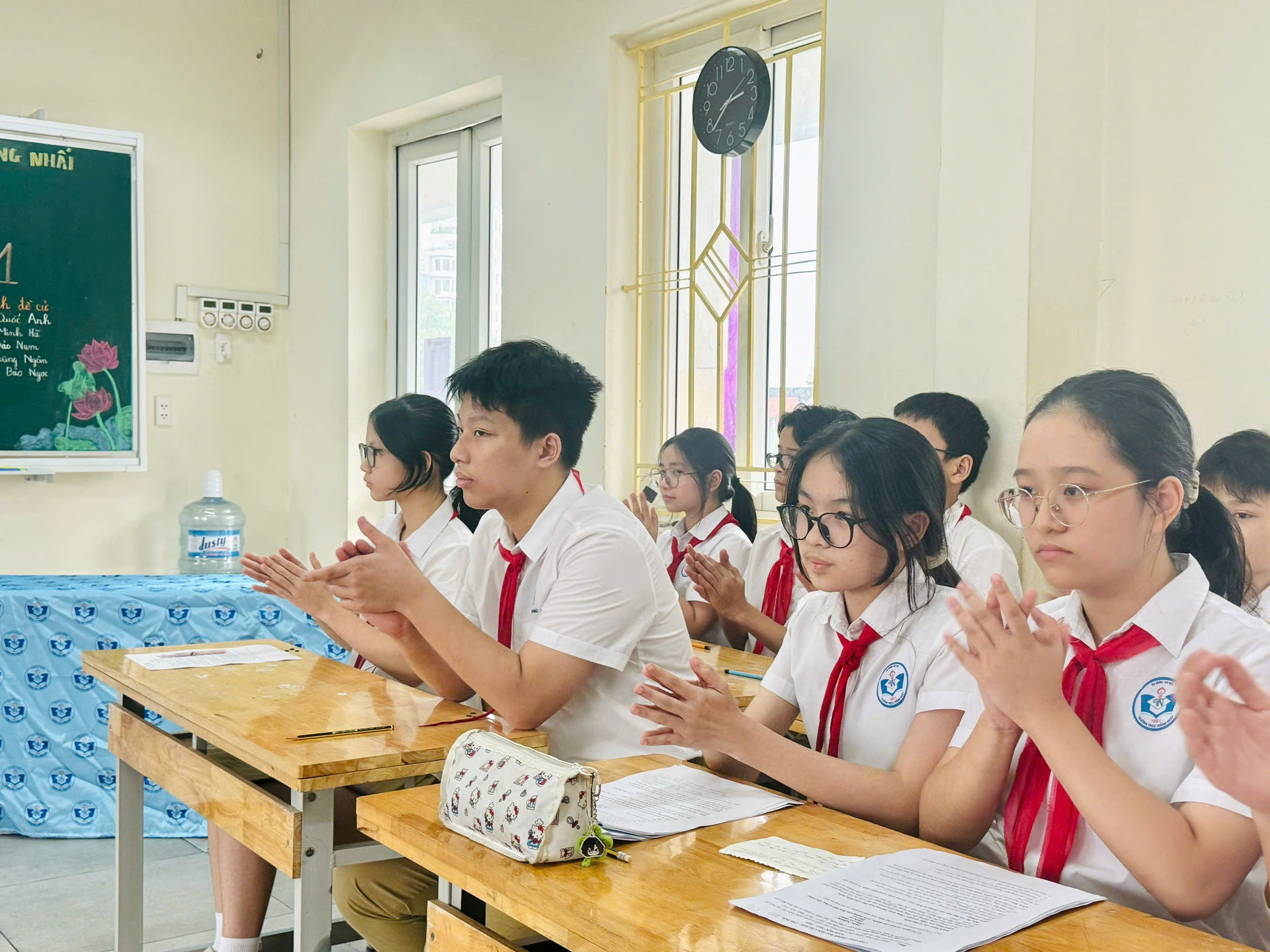 Một nhóm học sinh trong lớp học vỗ tay

Mô tả được tạo tự động