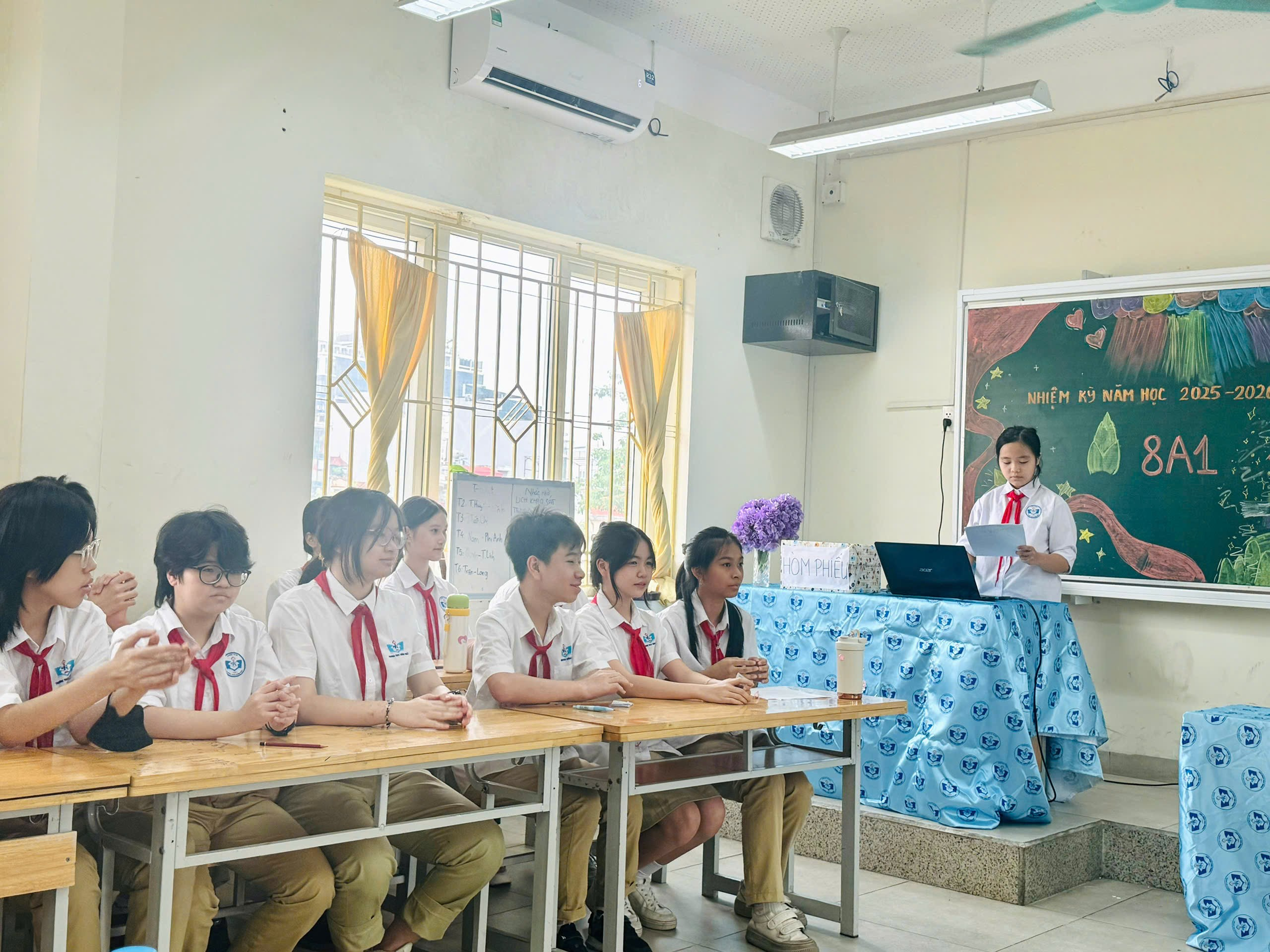 Một nhóm học sinh trong lớp học

Mô tả được tạo tự động