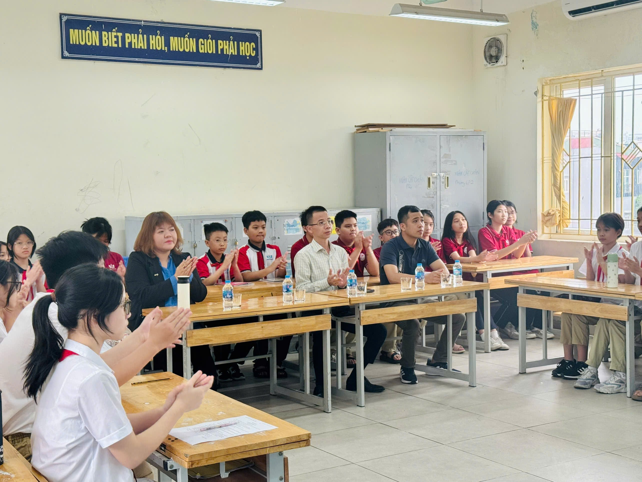 Một nhóm người trong lớp học

Mô tả được tạo tự động