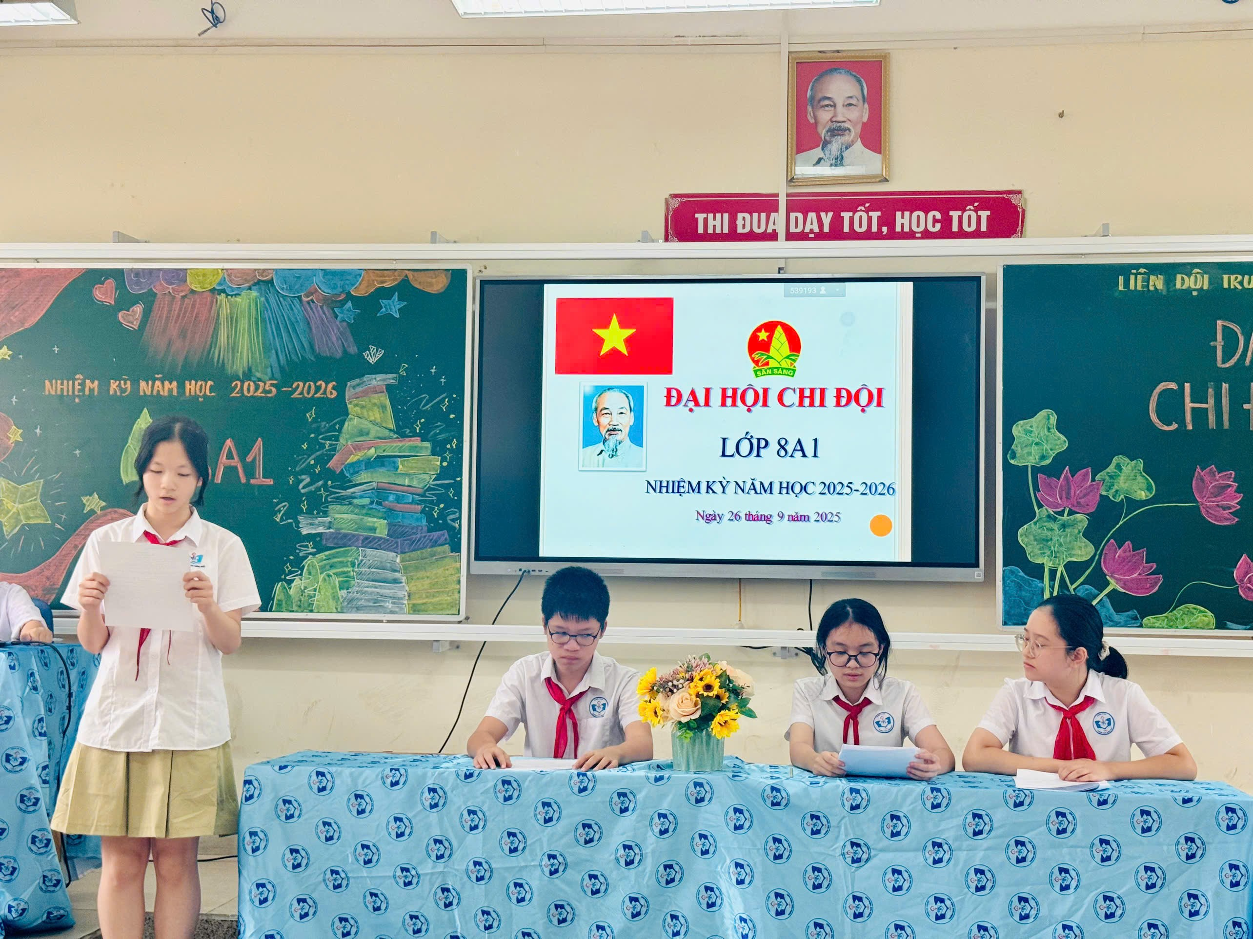 Một nhóm người trong lớp học

Mô tả được tạo tự động