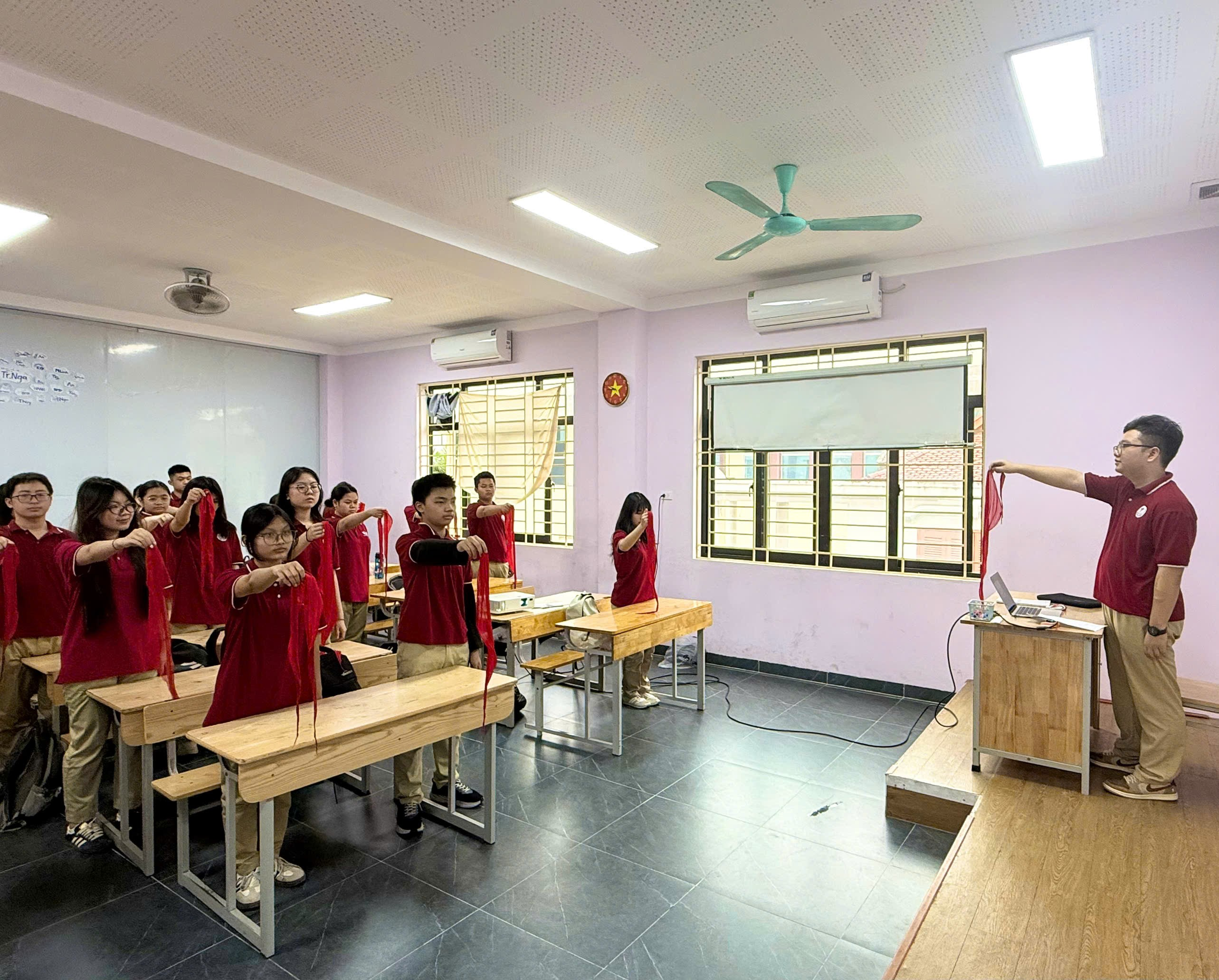 A group of people in a classroom

Description automatically generated