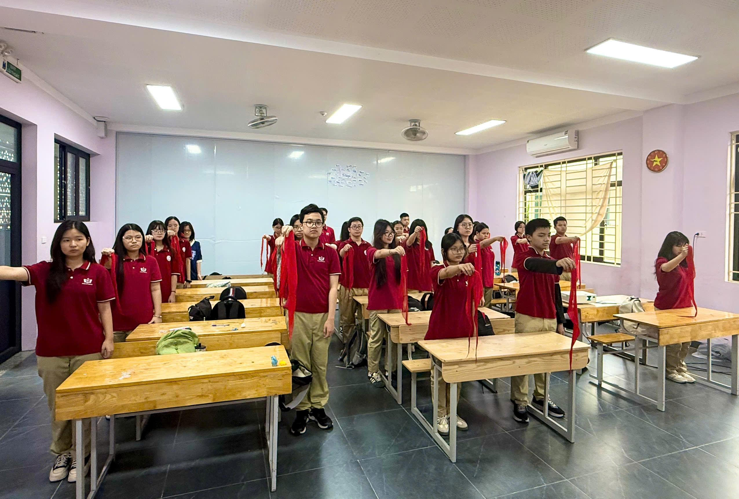 A group of people in a classroom

Description automatically generated