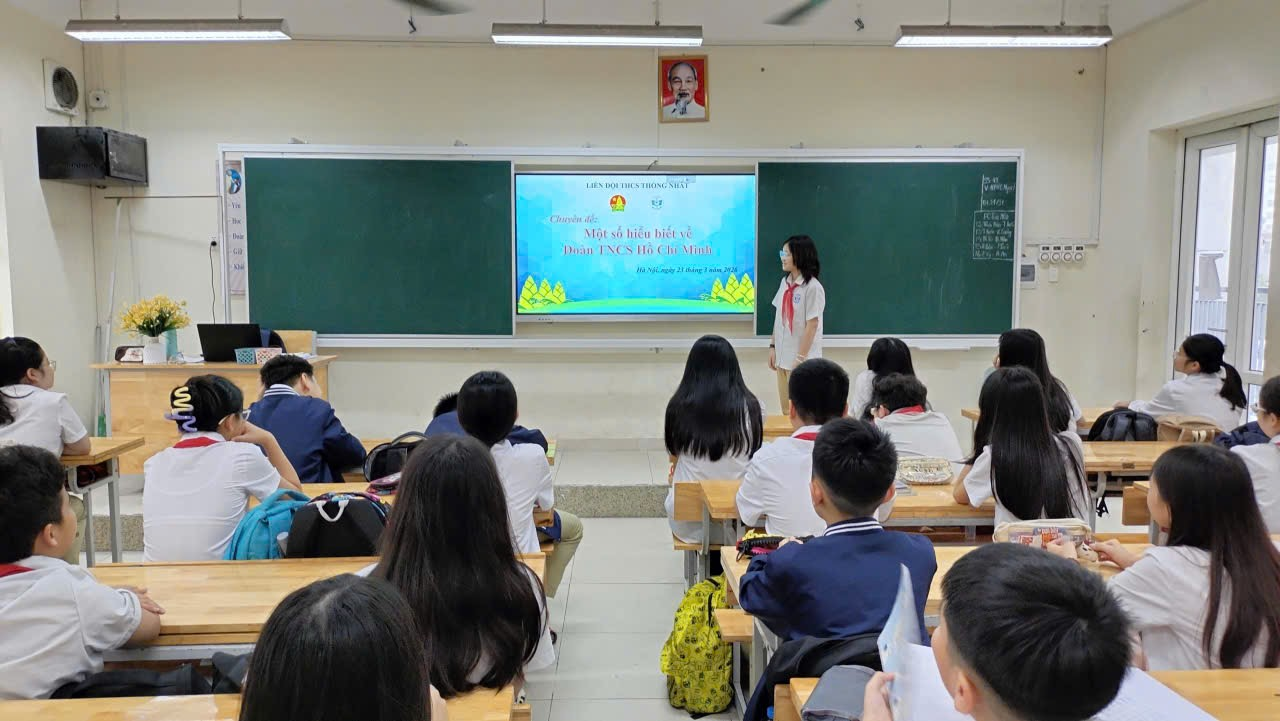 A group of people sitting in a classroom

Description automatically generated