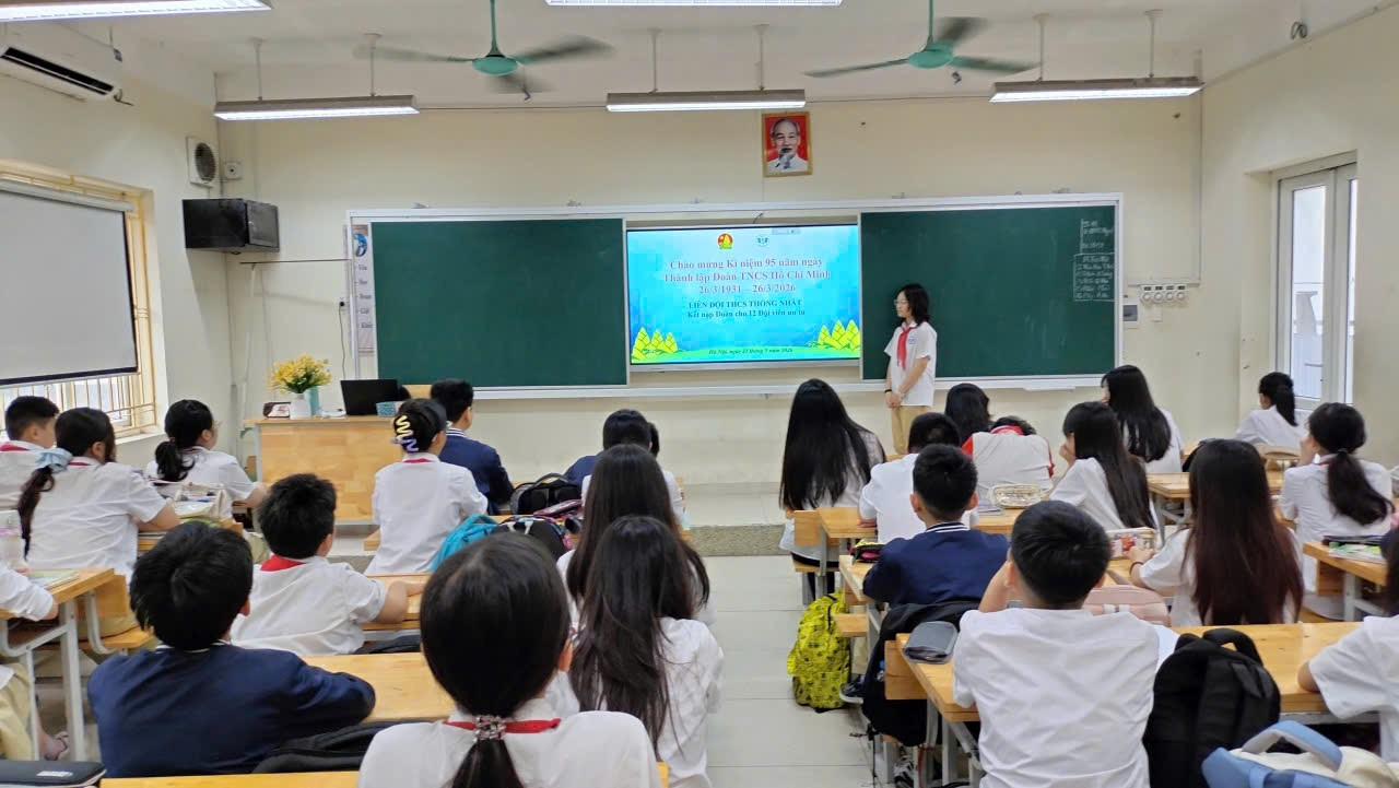 A group of students in a classroom

Description automatically generated