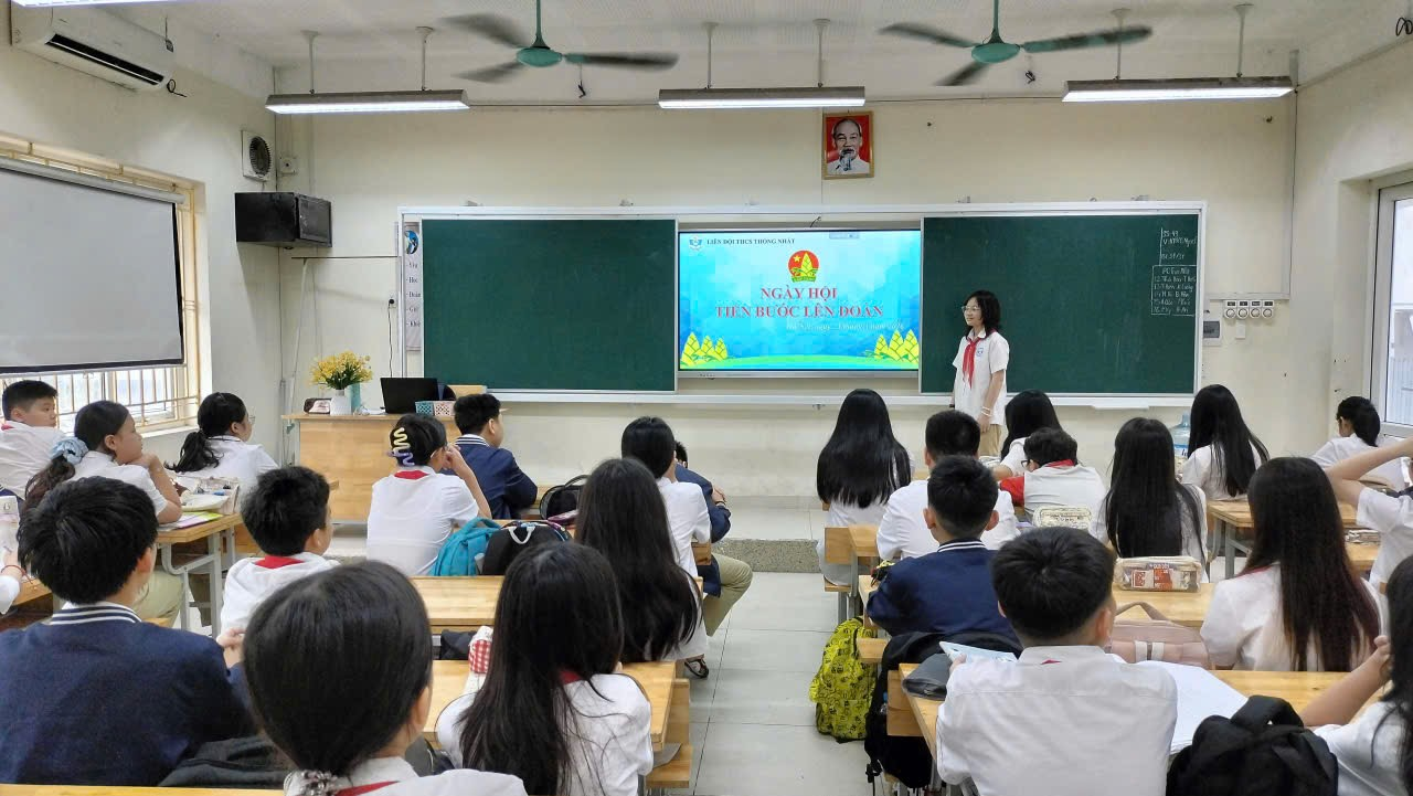 A group of students in a classroom

Description automatically generated