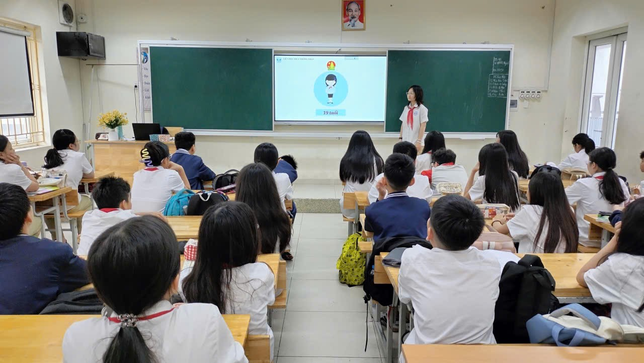 A group of students in a classroom

Description automatically generated