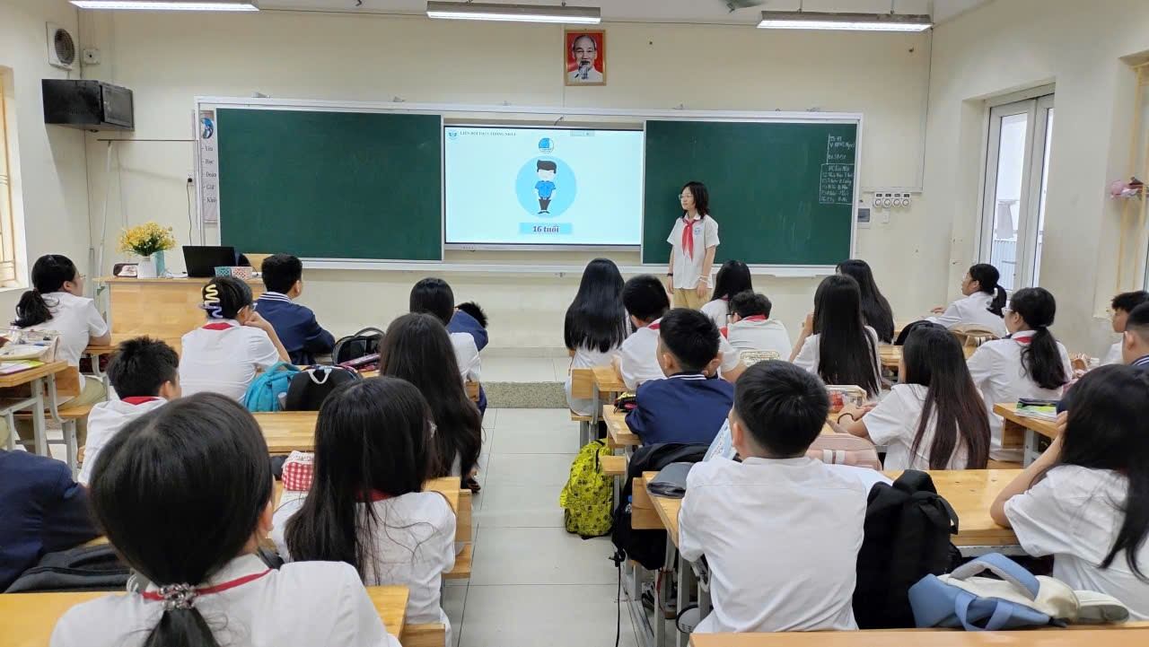 A group of people sitting in a classroom

Description automatically generated
