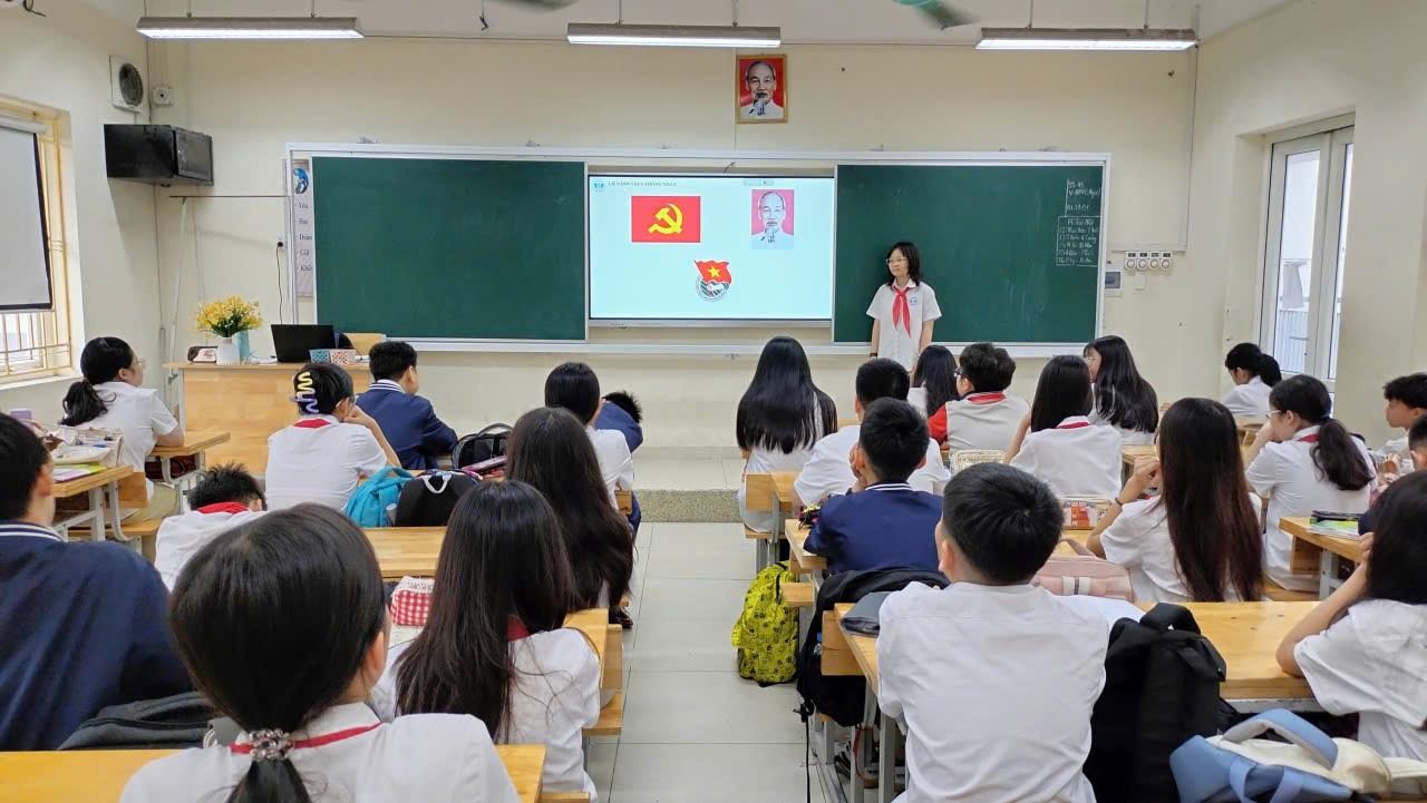 A group of students in a classroom

Description automatically generated