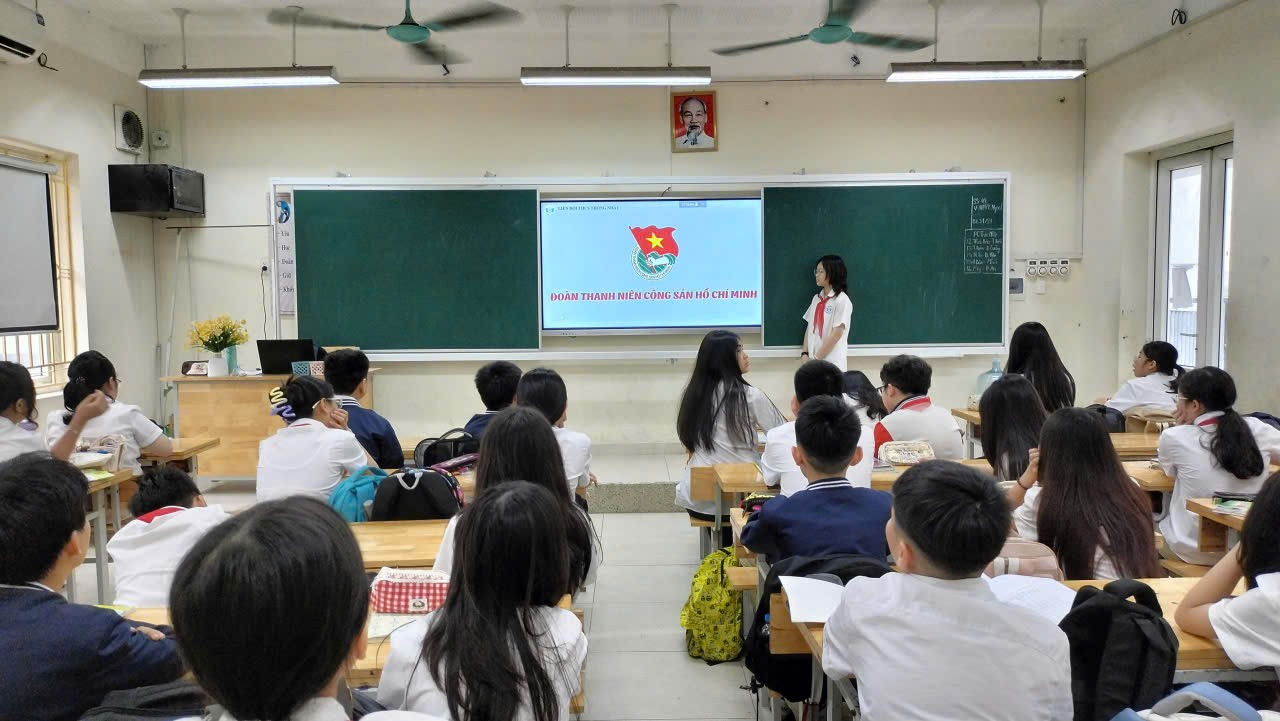 A group of students in a classroom

Description automatically generated