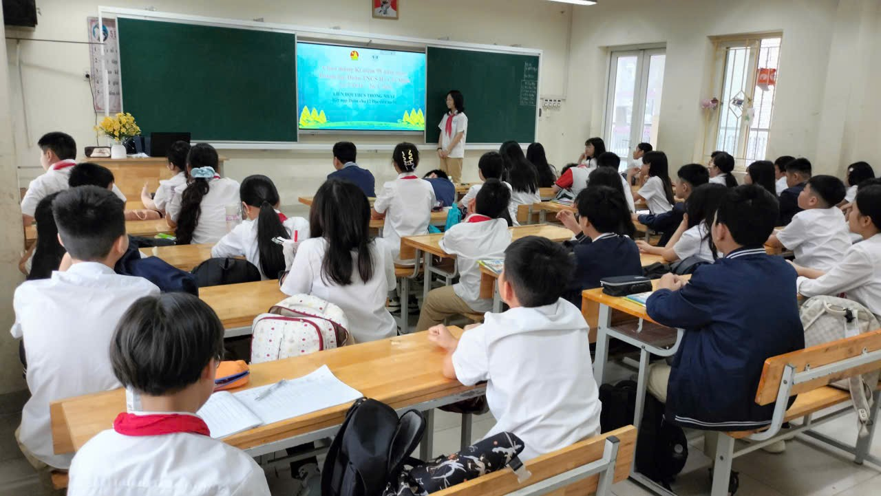 A group of students in a classroom

Description automatically generated