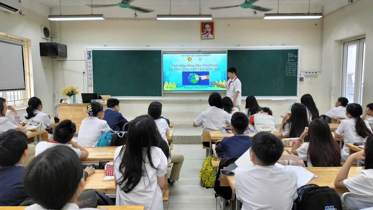 A group of students in a classroom

Description automatically generated